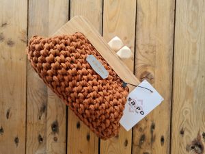 Dionea con chiusura magnetica in legno - Terracotta